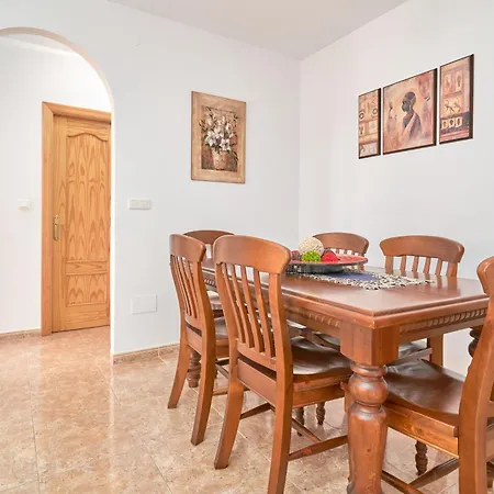 Cozy 3 Bedroom דירה